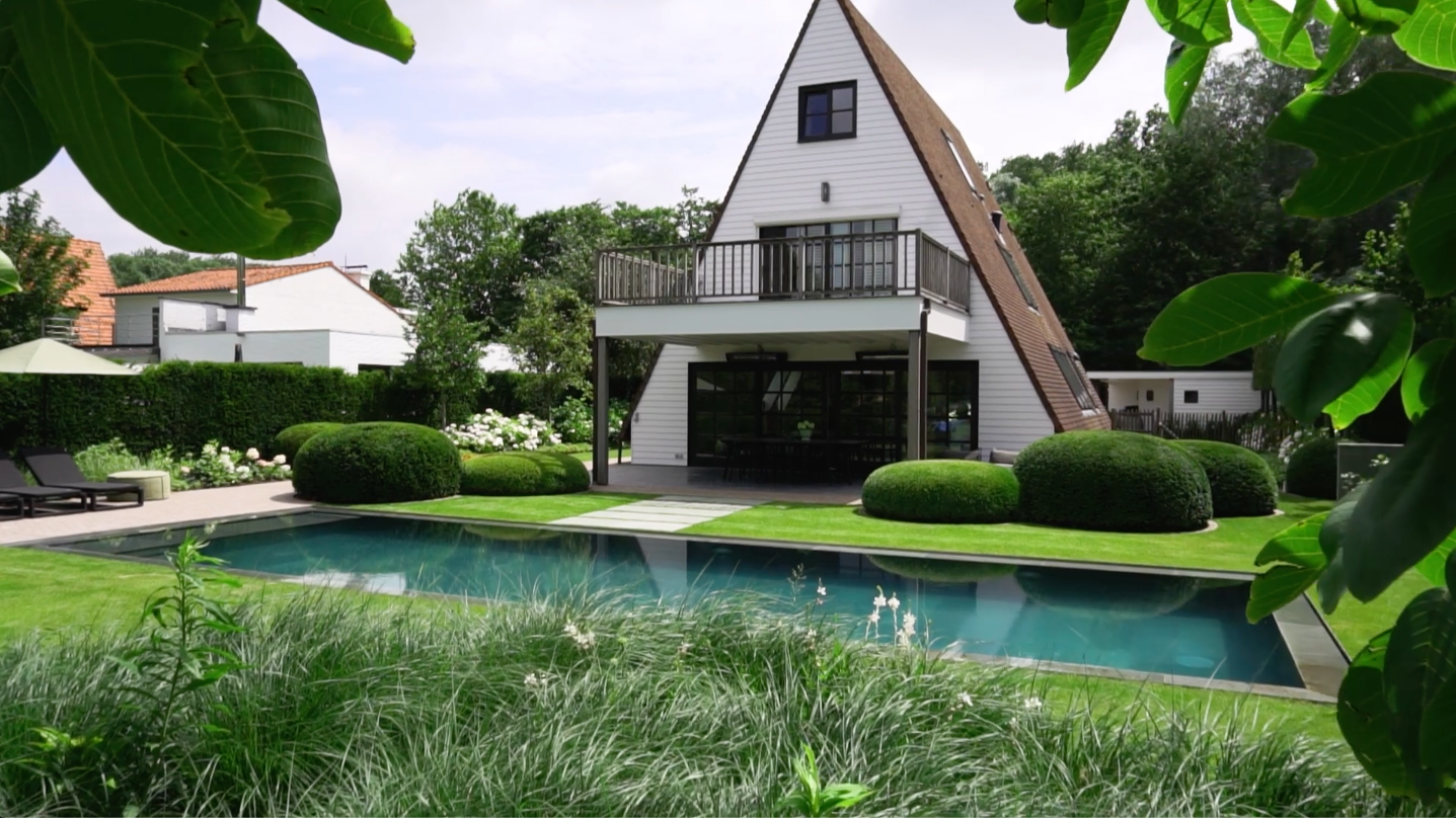 Willy Naessens zwembad in luxe tuin met witte villa
