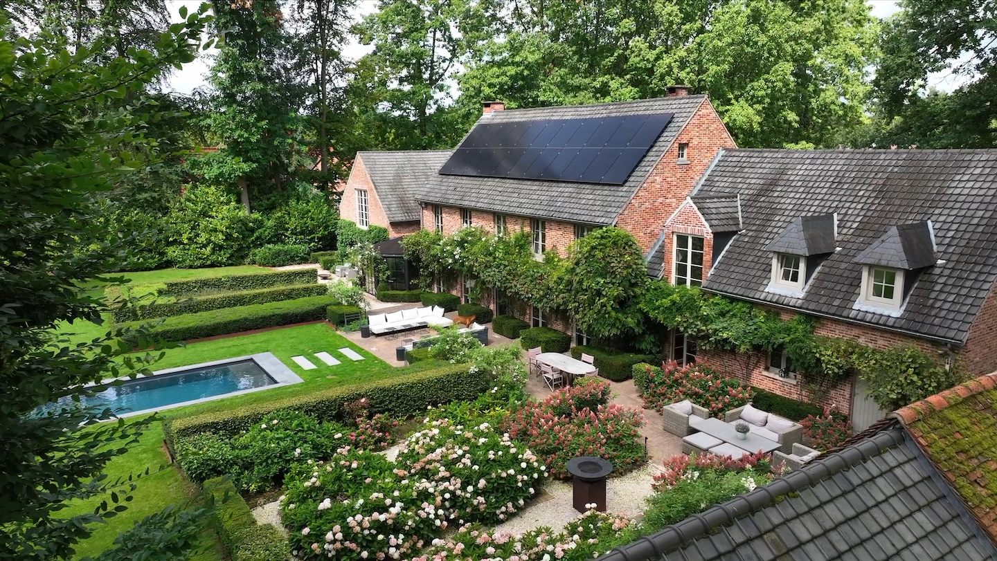 Willy Naessens zwembad in luxe tuin met villa