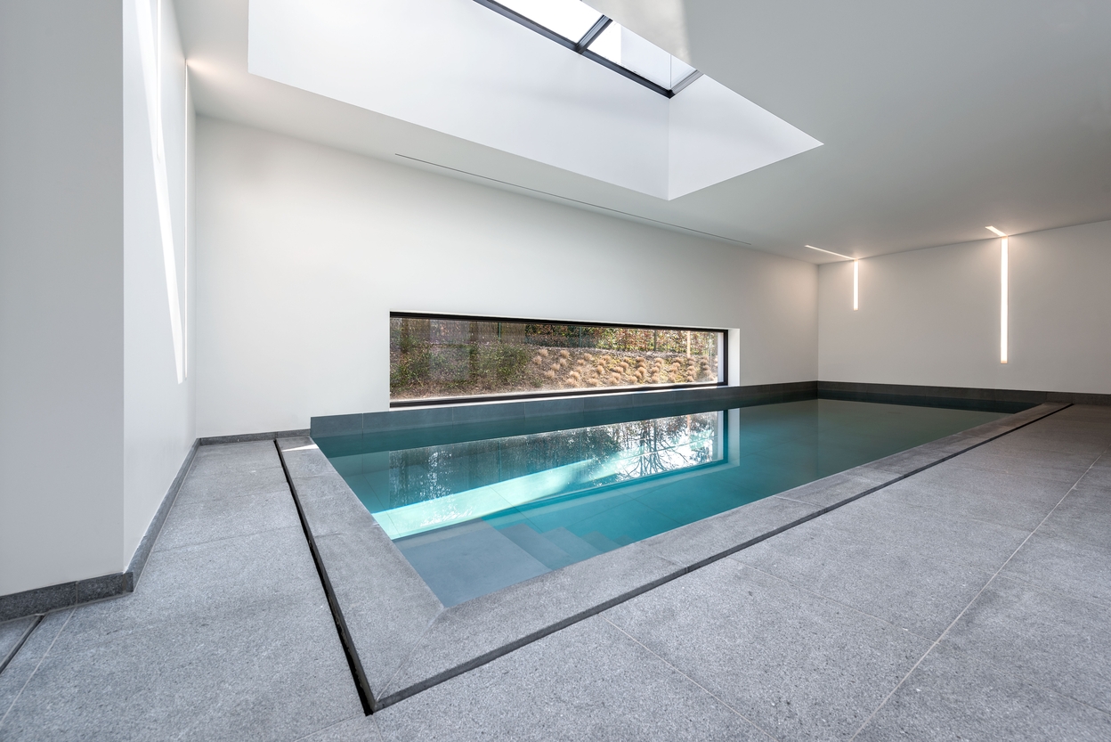 Binnenzwembad modern
