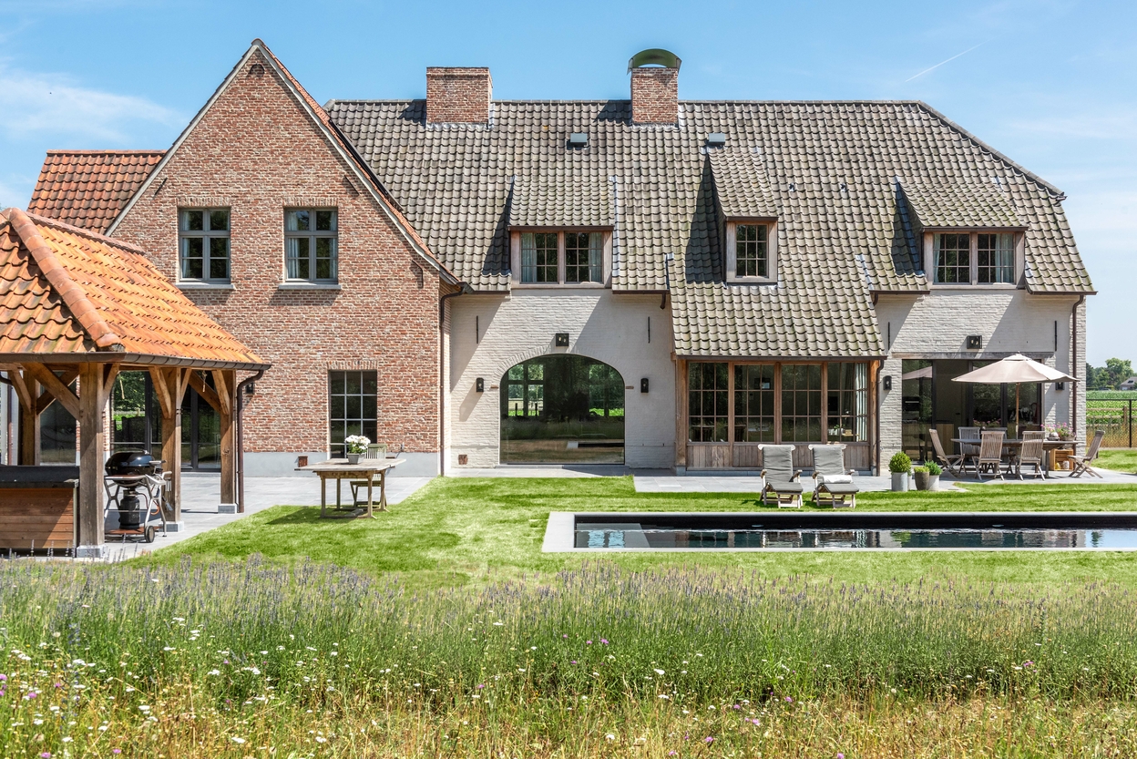 Buitenzwembad met natuurlijke uitstraling