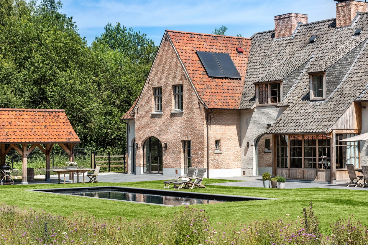 Buitenzwembad met natuurlijke uitstraling