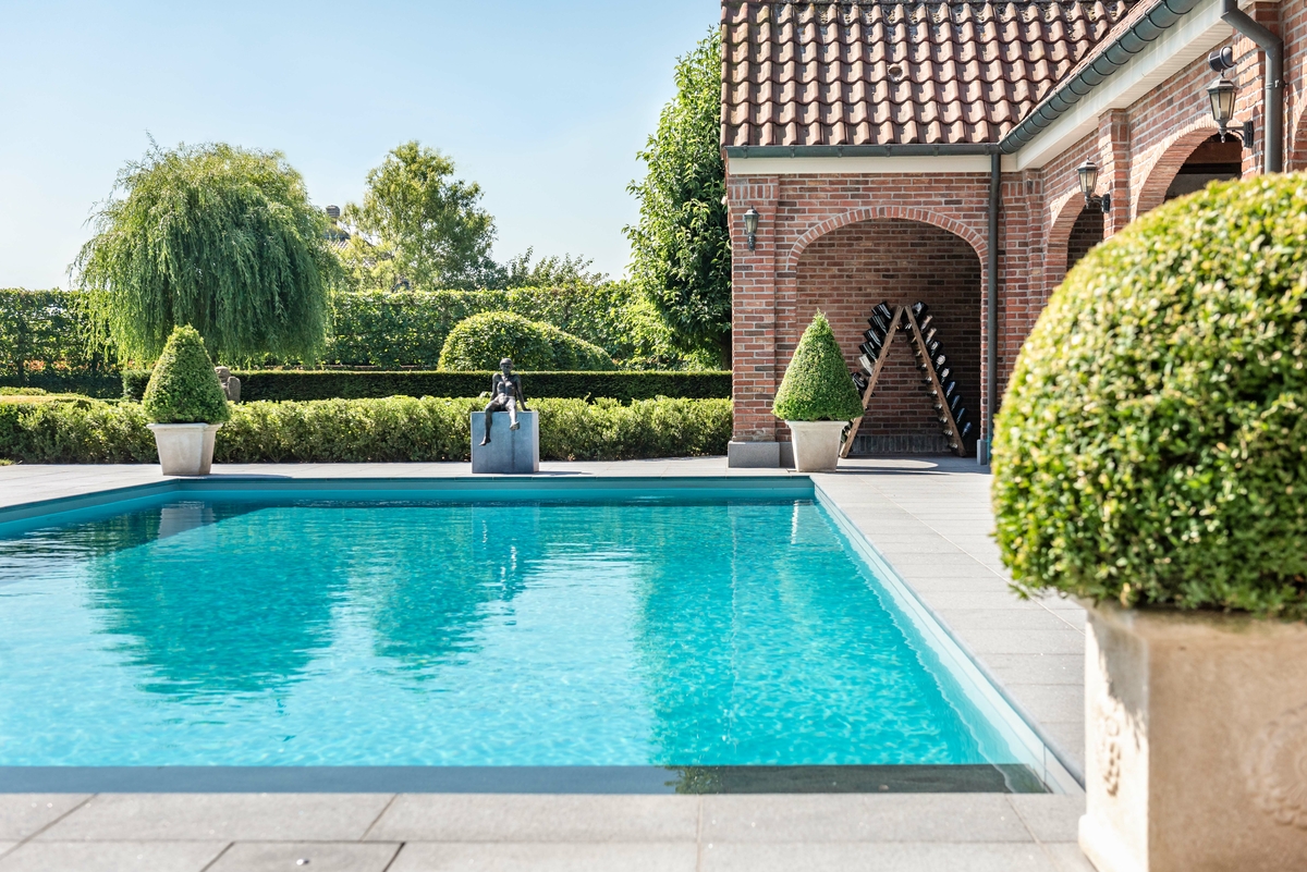 Buitenzwembad in rustieke stijl